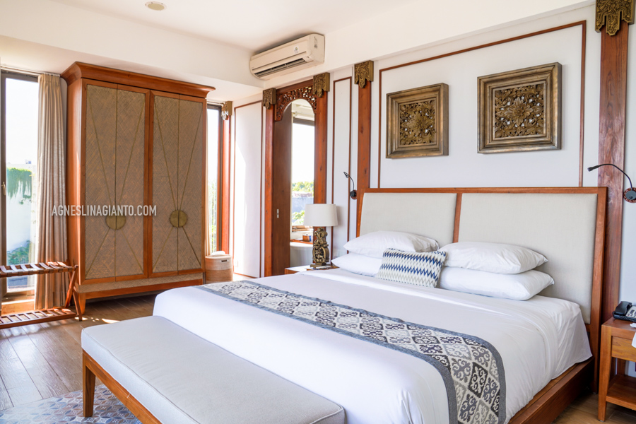 Spacious Royal Ocean Suite bedroom at Kuta Seaview Boutique Resort.