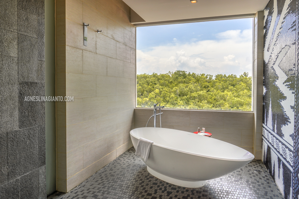 Luxurious bathtub at hotel in Bali, Renaissance Uluwatu Bali