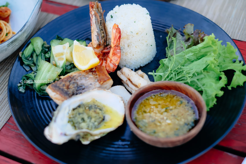 Jivva Beach Club at Hotel MAMANYA NAGITA SLAVINA