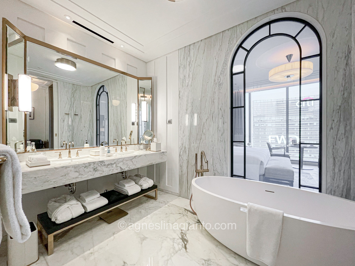 Bathroom in Deluxe Skyline room, Langham Jakarta