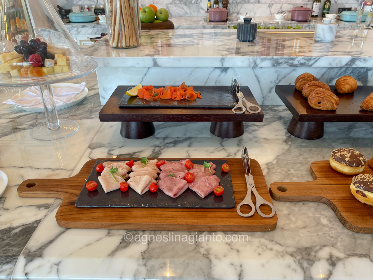 A la carte breakfast at the club lounge, Langham Jakarta