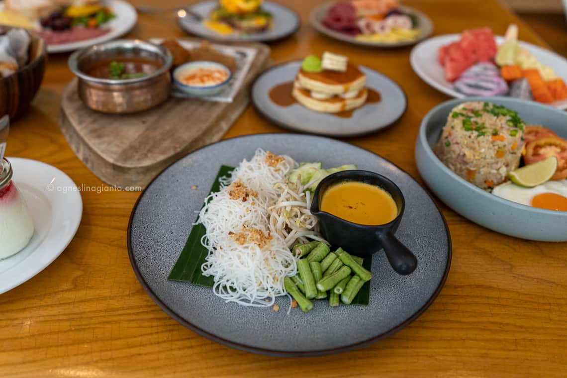 Noodles with yellow curry