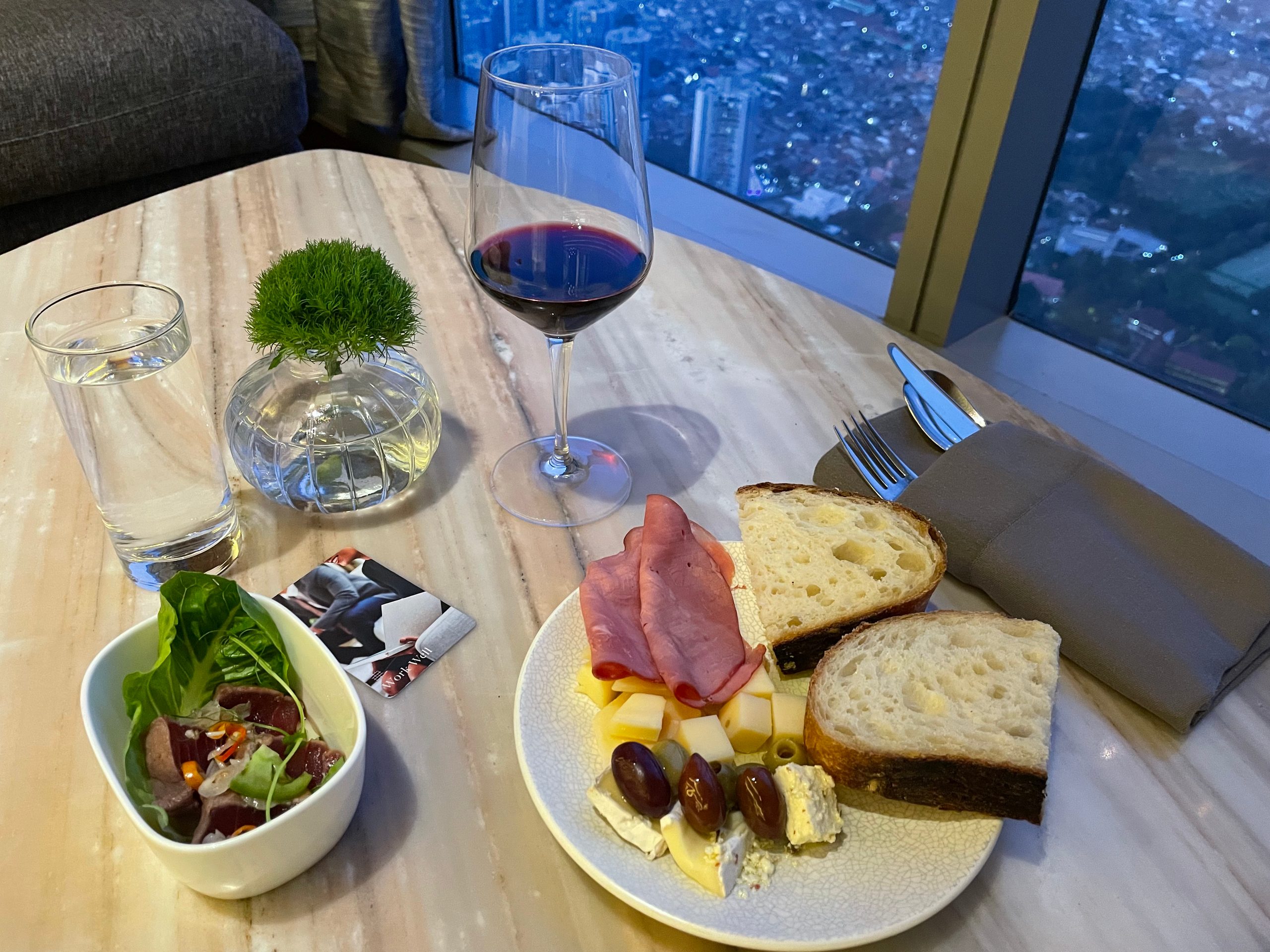 Evening canapés and free-flow drinks in the Westin Club lounge at The Westin Jakarta