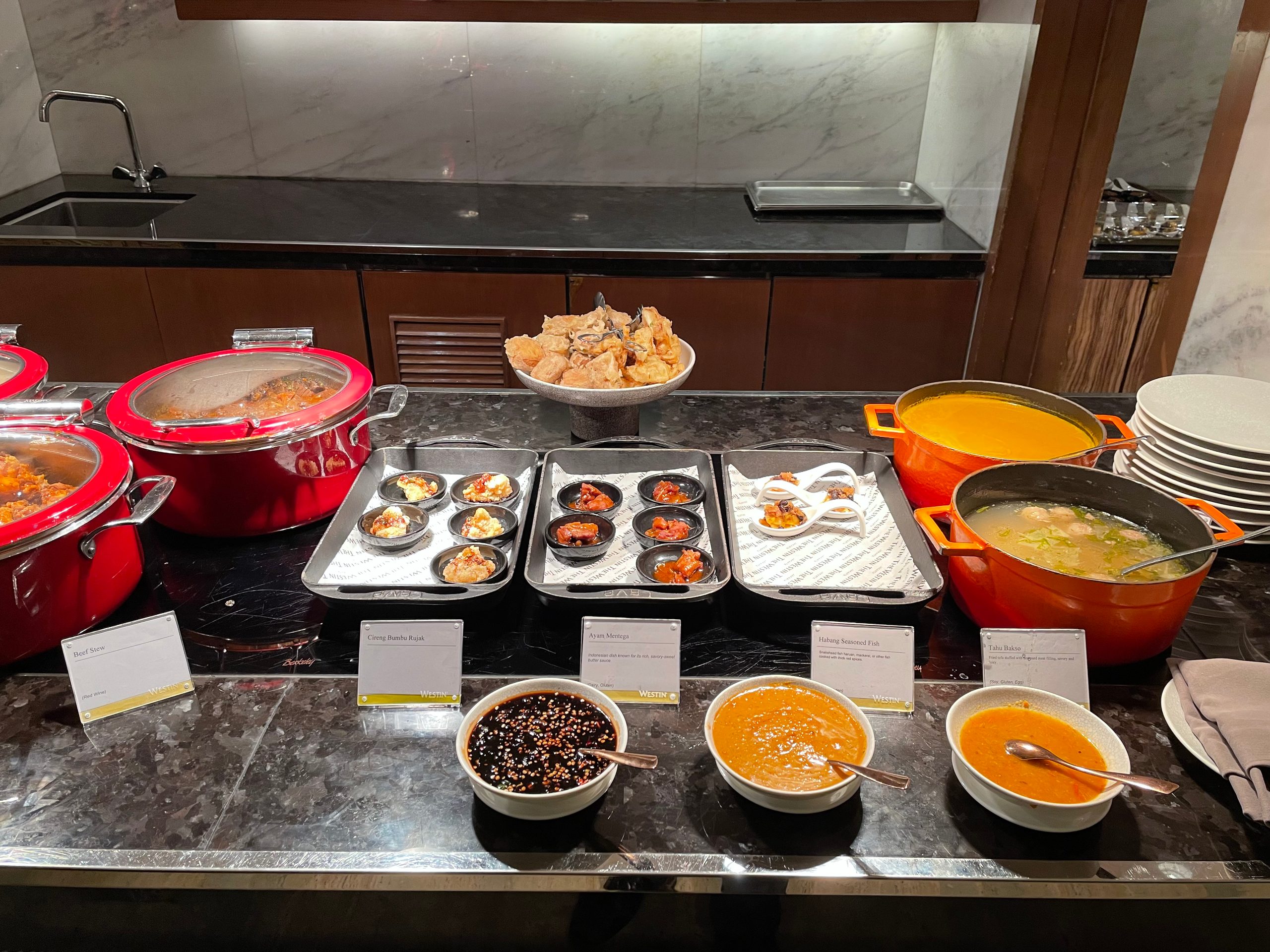 Evening canapés and free-flow drinks in the Westin Club lounge at The Westin Jakarta