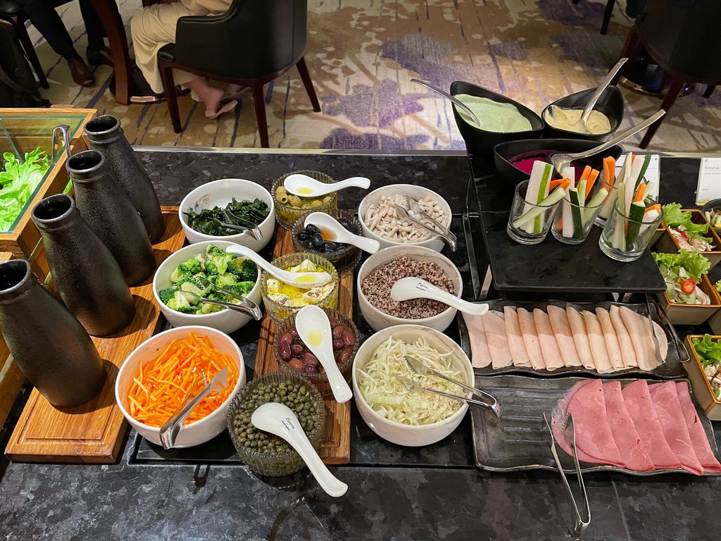 Evening canapés and free-flow drinks in the Westin Club lounge at The Westin Jakarta
