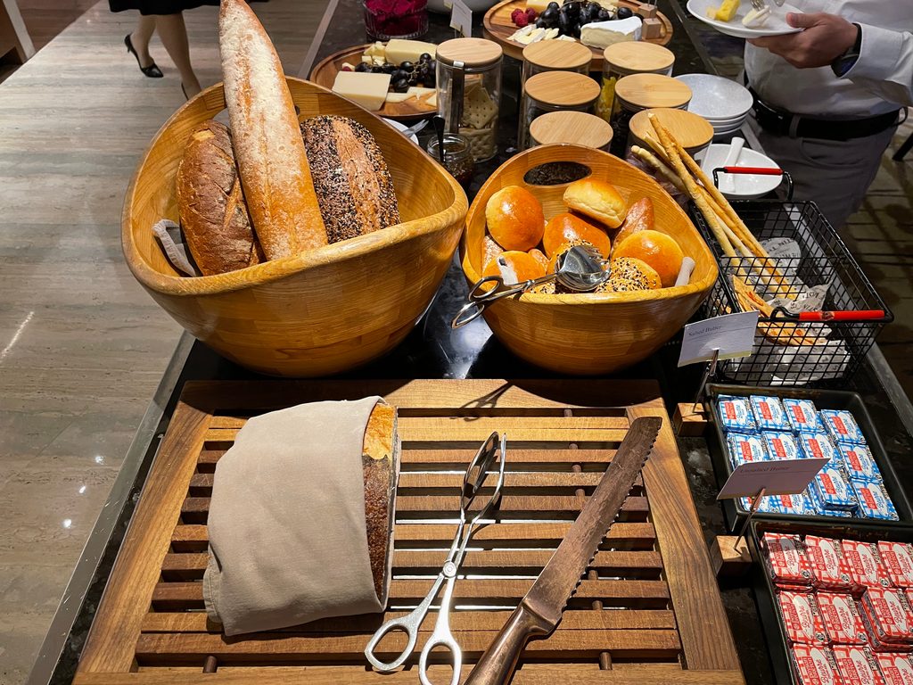 Evening canapés and free-flow drinks in the Westin Club lounge at The Westin Jakarta