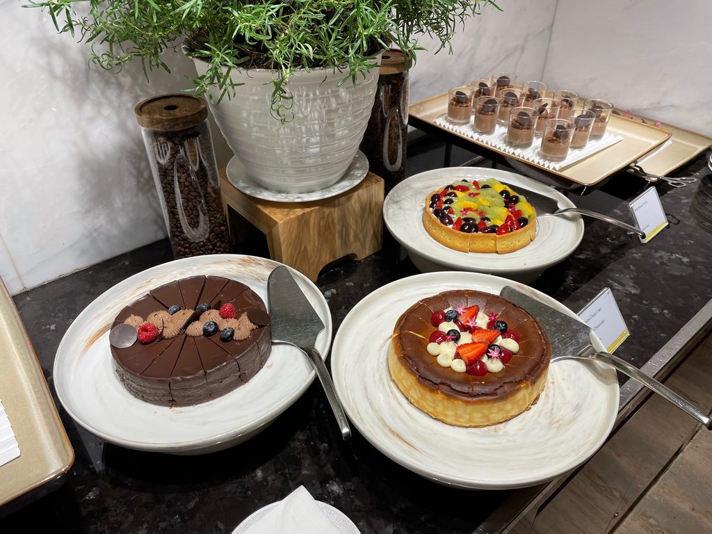 Evening canapés and free-flow drinks in the Westin Club lounge at The Westin Jakarta