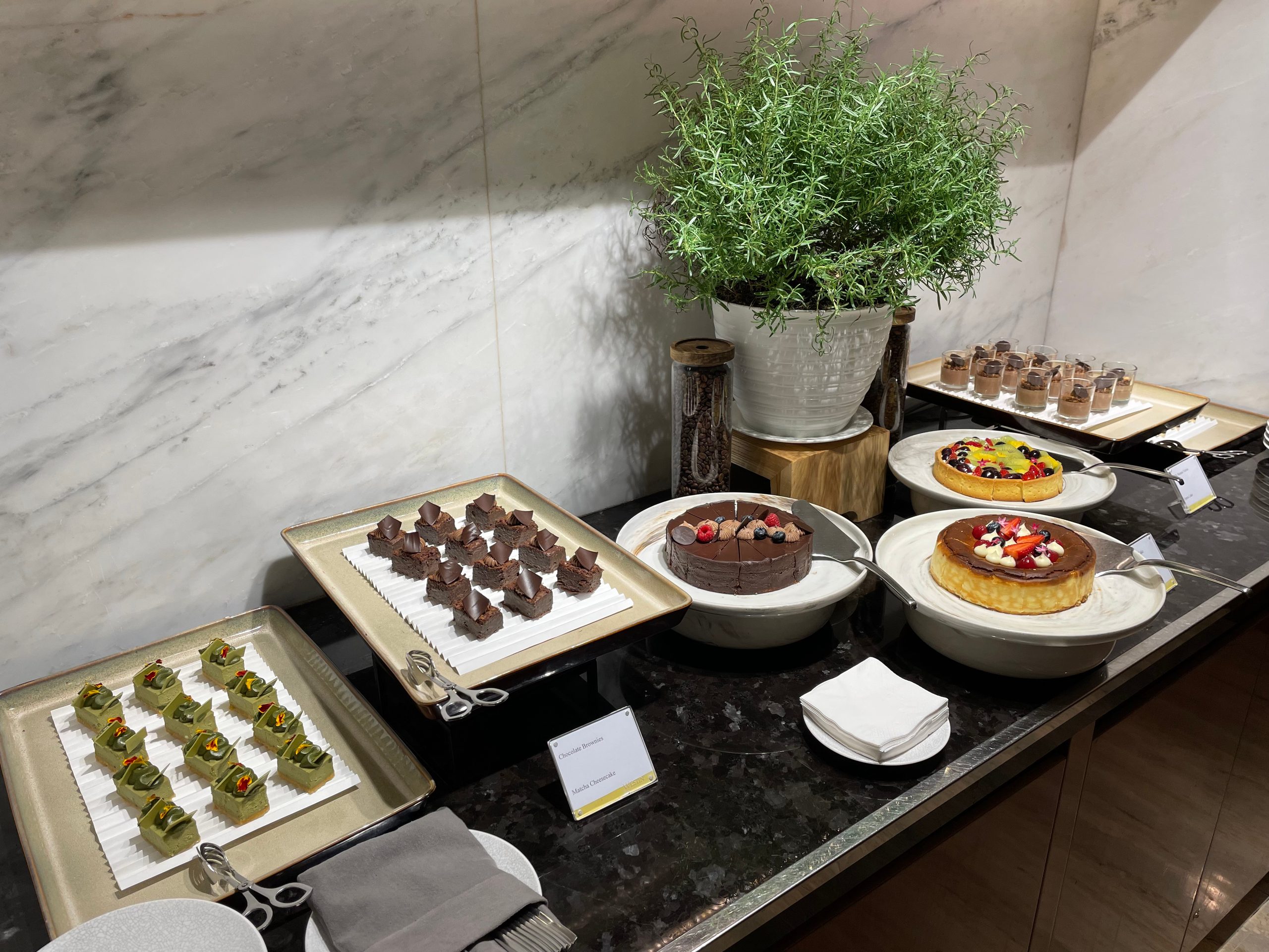 Evening canapés and free-flow drinks in the Westin Club lounge at The Westin Jakarta
