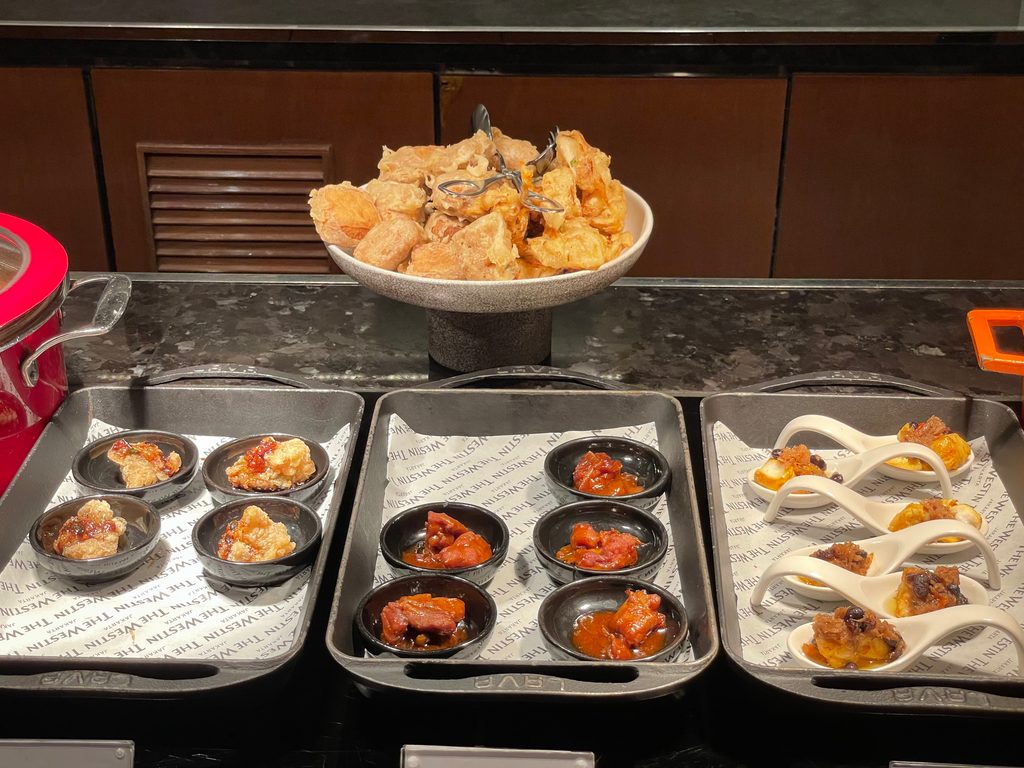 Evening canapés and free-flow drinks in the Westin Club lounge at The Westin Jakarta