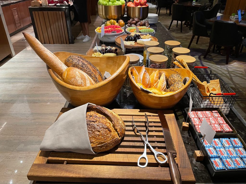 Evening canapés and free-flow drinks in the Westin Club lounge at The Westin Jakarta