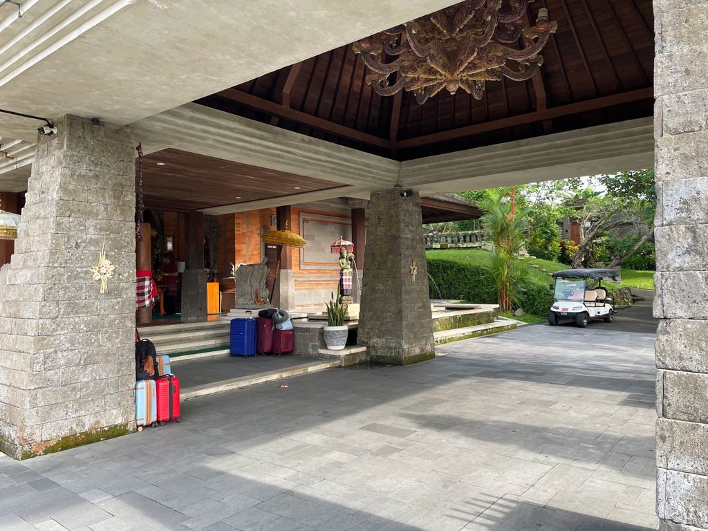 The open-sided lobby pavilion of Visesa Ubud seen from the driveway
