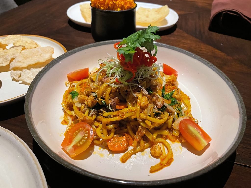 A plate of mie goreng with prawn crackers at Lumbung restaurant, Visesa Ubud