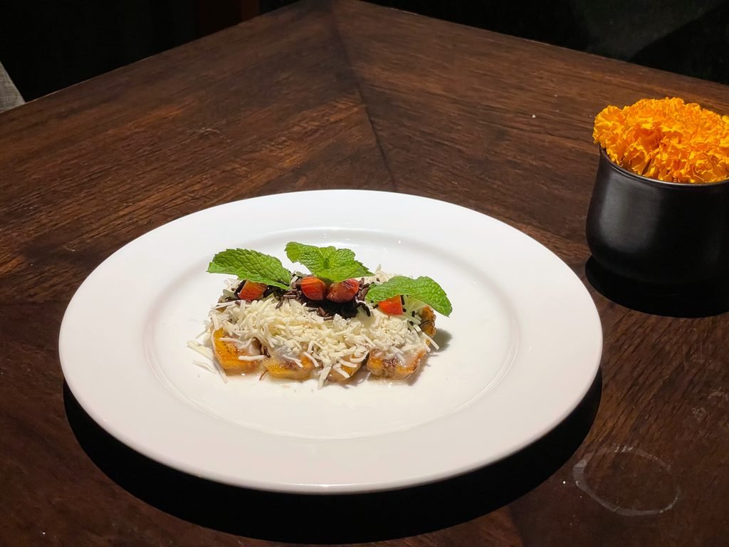Pisang bakar, grilled banana with grated cheese and chocolate, at Lumbung restaurant, Visesa Ubud