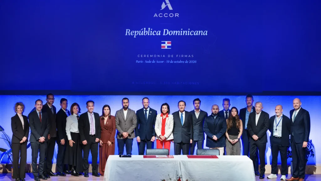 Accor executives and Dominican Republic officials at a signing ceremony on stage